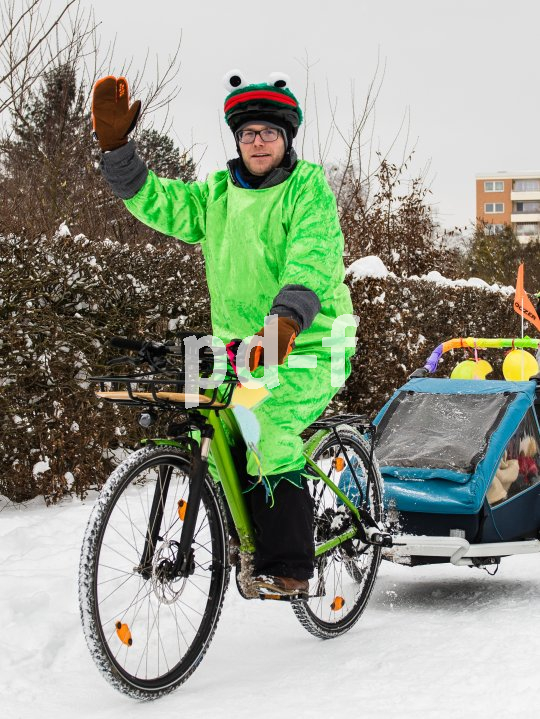 E-Bike mit Anhänger an Karneval 