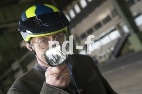 Dem leidigen Problem des Nichtgesehenwerdens im Dunklen rücken Fernlichtscheinwerfer für das Fahrrad erfolgreich zu Leibe.