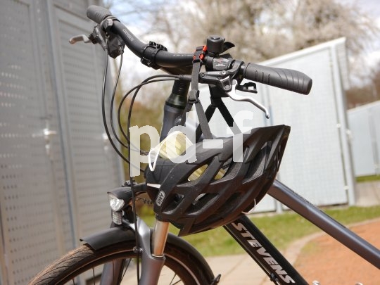 Gehört aktuell zur vollständigen Ausrüstung für eine Radtour: der Mundschutz. Dieser ist von Fahrer Berlin und heiß waschbar. Er schützt nicht nur im Gespräch vor fliegenden Tröpfchen, sondern auch im Stadtverkehr vor Staub.