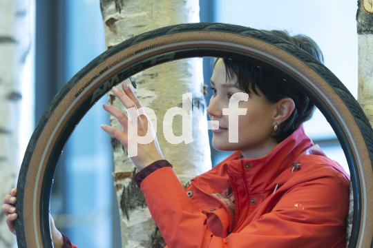 Frau mit Fahrradreifen