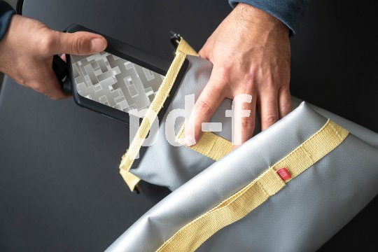 E-Bike-Akku wird in Tasche gesteckt