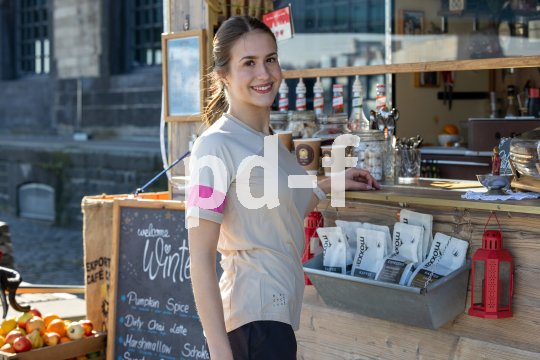 Bei einer Fahrradtour darf die Stärkung unterwegs nicht fehlen. Frau steht an Kiosk