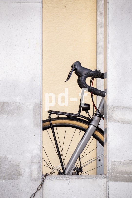 Accessoirespezialist Fahrer Berlin bietet einen schlank bauenden Frontgepäckträger für Fahrräder mit den Laufradgrößen 26- und 28-Zoll an. Er trägt bis zu 15 kg Last. Auch seitliche Gepäcktaschen lassen sich problemlos montieren.