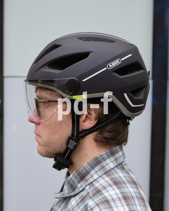 Wenn der Helm richtig sitzt und die Riemchen gut eingestellt sind, ist er beim Tragen kaum zu spüren.