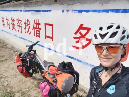 Lost in Translation: Was die die Beschriftung auf dieser Mauer genau bedeutet, erschließt sich der Reiseradlerin Andrea Freiermuth nicht.