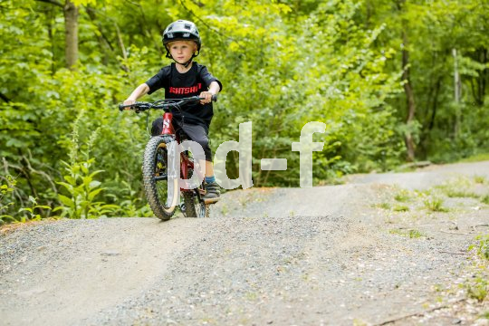 Kind auf Mountainbike