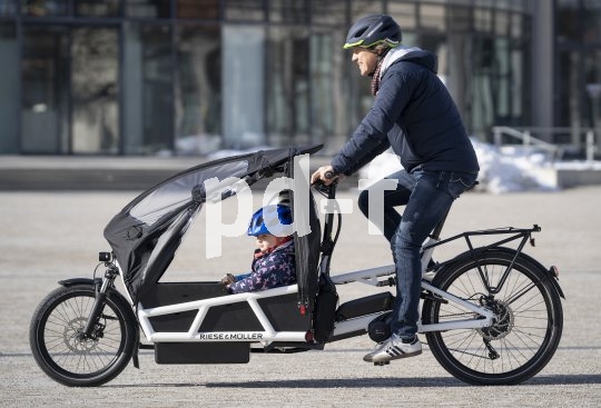 Ersetzt so manches Auto: ein vollgefedertes Lastenrad mit elektrischer Antriebsunterstützung. Hier das vollgefederte Modell "Load 75" des Darmstädter Herstellers Riese & Müller; ausgestattet mit einem Bosch-Mittelmotor und Zusatzkomponenten zum Kindertransport.
