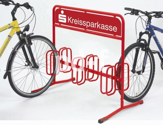 Optimal für Kurzzeitparker: die stationäre oder mobile Abstellanlage mit integrierter Werbefläche.