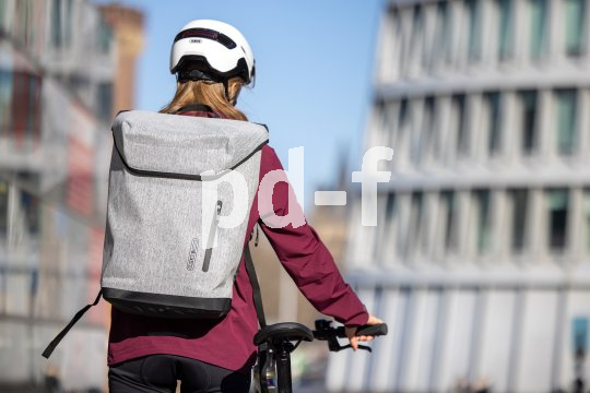 Fahrradfahrerin mit Rucksack
