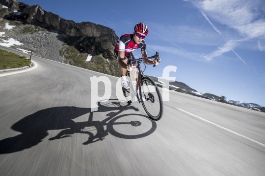 Gutes Wetter, perfekter Straßenzustand, leichtes Gefälle und ein flinkes Rennrad - das ist der Stoff, aus dem Rennradlers Träume gehäkelt werden.