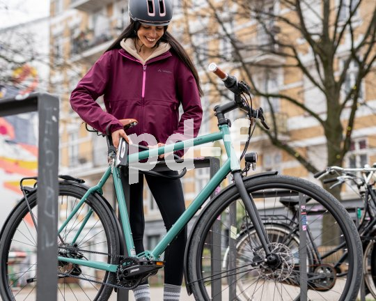 Frau schließt Fahrrad an