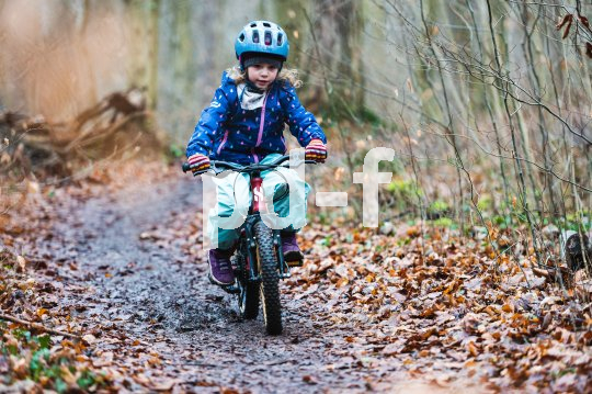 Kind mit Mountainbike 