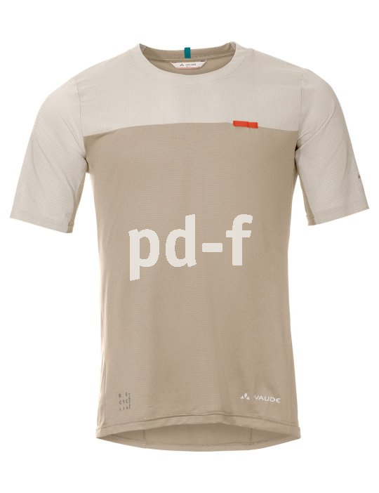 Durch blassere Farben werden bei der Hersteller von Fahrradbekleidung Ressourcen eingespart. Freisteller Fahrradtrikot