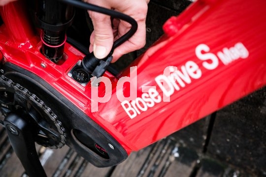 Motorenhersteller Brose bietet mit dem "Brose Drive S-mag" einen besonders kleinen, leichten Mittelmotor, der sich gut in einen Fahrradrahmen integrieren lässt. Das gilt auch für die Ladekabelbuchse.