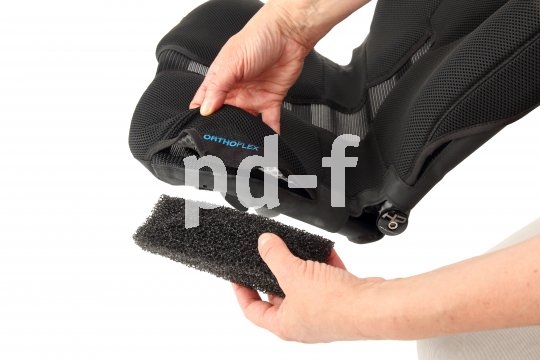 Der neue Liegeradsitz "Ergomesh Premium" von HP Velotechnik verbindet die Vorteile von Netz- und Schalensitz. Hier wird Polsternmaterial angepasst.