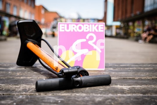 Eine Standpumpe mit stabilem Metallzylinder und ergonomisch geformten Griffen bietet SKS mit dem Modell "Airworx 10.0" an. Bis zu 10 bar Druck lassen sich damit in die Pneus bringen.