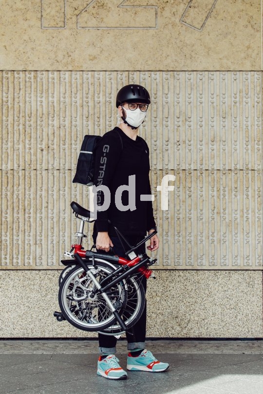 Wer mit dem Faltrad zwischen ÖPNV und Radweg wechselt, kann den Mund-Nasen-Schutz gern einfach aufbehalten.