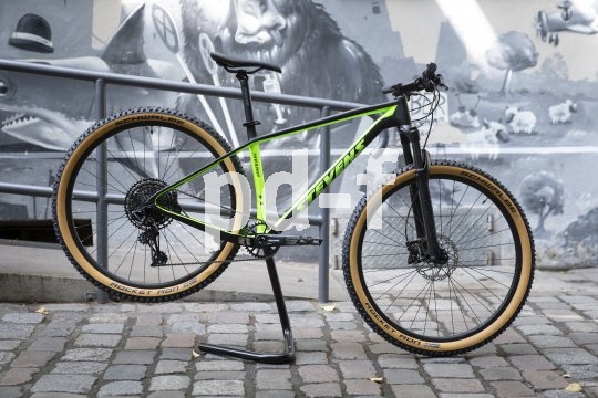 Der Fahrrad-Montageständer "Hobo Fold Flat" trägt Fahrräder bis 35 kg Gewicht, soweit sie über eine hohle Kurbelwelle verfügen. Er ist groß genug, damit man die Kurbeln frei drehen kann, lässt sich aber äußerst platzsparend zusammenklappen.