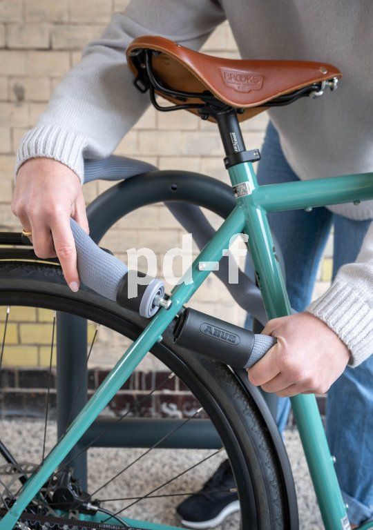 Flexible Schlösser helfen, das Fahrrad an einen festen Gegenstand anzuschließen. Fahrrad wird mit Schloss angeschlossen