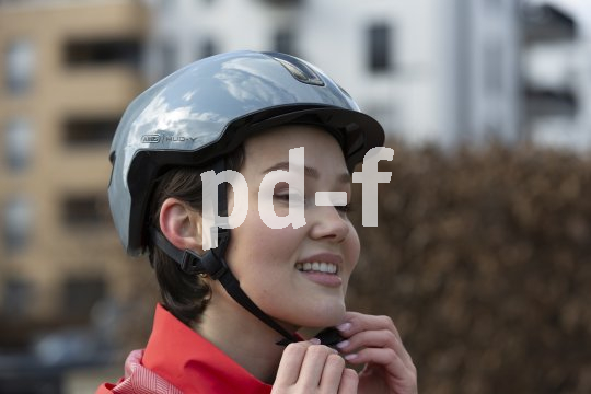 Frau schließt Fahrradhelm