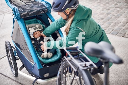 Was so ein Kinderanhänger alles bieten kann: Federung mit automatischer Gewichtsanpassung, leichter Umbau zum Buggy oder Jogger, LED-Beleuchtung mit Dämmerungssensor, Adapter zur Befestigung an allen Fahrradtypen und vieles mehr. Hier das Modell "Kid plus for 1" von Croozer.