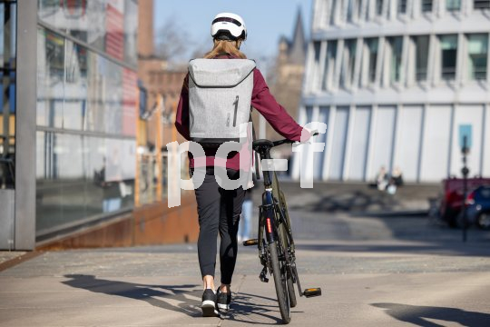 Radfahrerin mit Rucksack