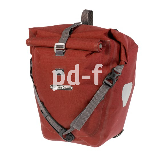 Dank Schultergurt lässt sich der Back-Roller Plus von Ortlieb als Umhängehängetasche nutzen und große Reflektoren sollen für gute Sichtbarkeit im Straßenverkehr sorgen. Freisteller einer geschlossenen roten Hinterradtasche.