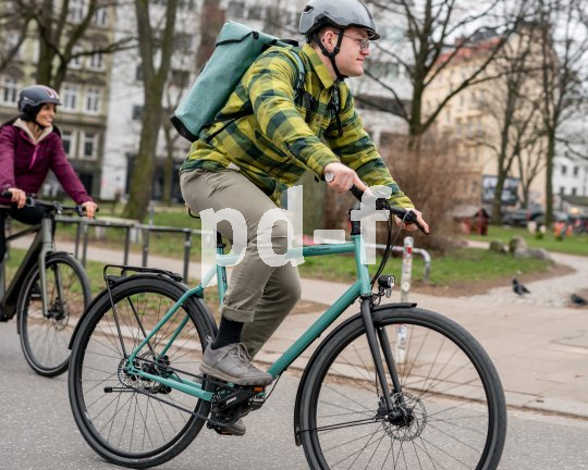 Mann fährt mit Fahrrad