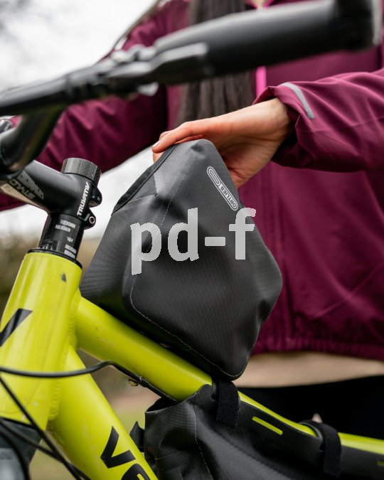 Fahrrad mit Tasche auf dem Oberrohr