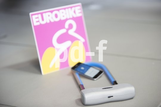 Schlüsselloses Abschließen per App ermöglicht das Bügelschloss "SmartX".