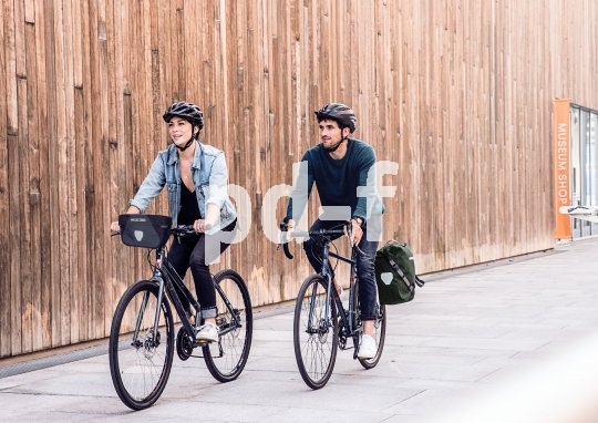 Schon ein Klassiker des Transportwesens: der "Back-Roller Urban" von Ortlieb bietet 20 Liter Stauraum, wasserdicht verpackt, zugänglich über einen Rollverschluss und mit einem Tragegurt versehen. Während der Fahrt fixiert ein Quick-Lock-System die Tasche am Gepäckträger.