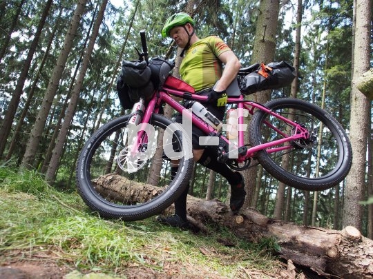 Beim Bikepacking muss man das Rad auch mal unter den Arm klemmen. Gut wenn das Gepäck minimal ist und nicht am Fahrrad herumschlackert.