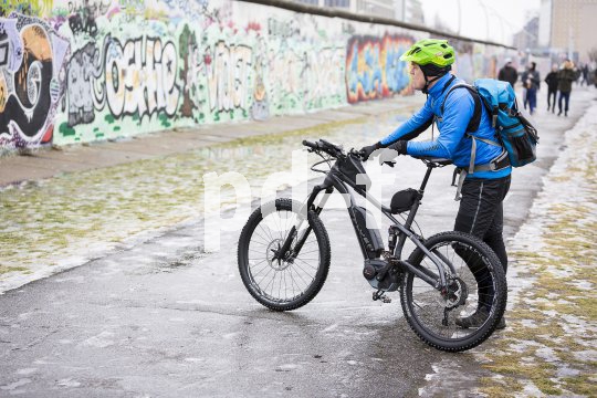 Mit Unterstützungsmotor ausgestattet, lassen sich langhubige Fullys sogar zur entspannten Stadtrundfahrt nutzen.