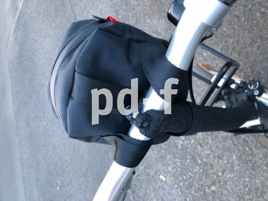 Eine pfiffige Radfahrer-Handtasche namens "Komplize" kommt von Accessoire-Spezialist Fahrer Berlin. Sie lässt sich am Lenker, Sattel oder Rahmenrohr befestigen, aber auch am Gürtel oder über der Schulter tragen. Material: recycelte Planen und Polyester aus recycelten PET-Flaschen.