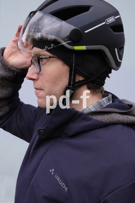 Passt das Visier problemlos über die Brille? Unbedingt ausprobieren - mit Mütze drunter sitzt der Helm anders als ohne!