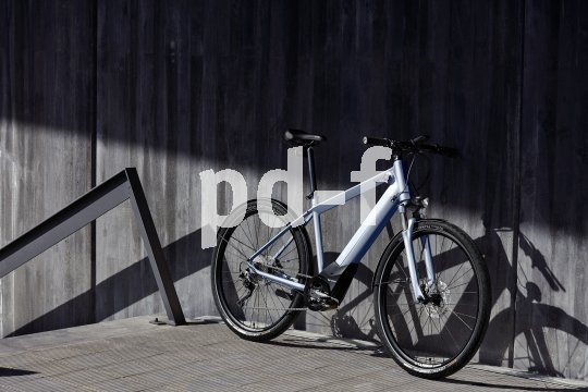 "BMW Active Hybrid E-Bike": In diesem Fahrrad steckt viel Automobil. Antriebshersteller Brose ist ursprünglich Spezialist für Elektromotoren in der Autobranche, BMW reklamiert Technik, Fahrspaß und Design.