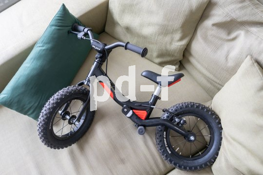 Laufrad liegt auf Sofa