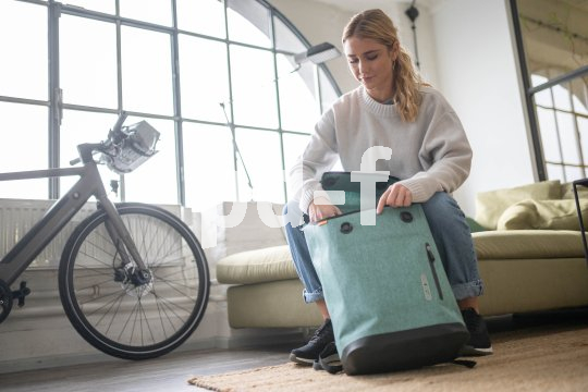 Frau packt Fahrradrucksack