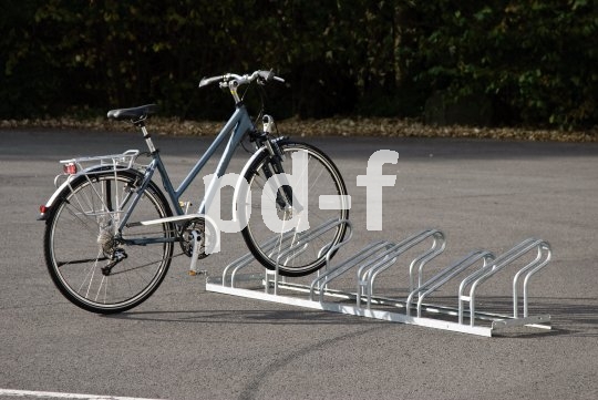 Die Laufradhalter einer Abstellanlage müssen hoch genug sein, um das Fahrrad sicher in der Senkrechten zu halten und Schäden an der Felge vorzubeugen.
