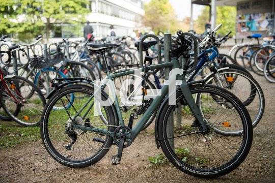 Ein Fahrrad an einem Fahrradständer zum Anlehnen.