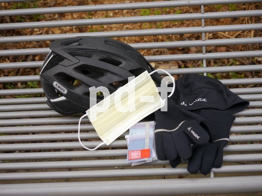 Gehört aktuell zur vollständigen Ausrüstung für eine Radtour: der Mundschutz. Dieser ist von Fahrer Berlin und heiß waschbar. Er schützt nicht nur im Gespräch vor fliegenden Tröpfchen, sondern auch im Stadtverkehr vor Staub.