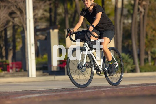 Das ?Preambel" von Surly ist ein Allzweckfahrrad, das wahlweise mit flachem Lenker oder Rennradlenker erhältlich ist. Je nach Ausstattung lässt es sich sowohl als Communter-Bike für den täglichen Arbeitsweg als auch als Gravelbike für sportliche Wochenendtouren nutzen.