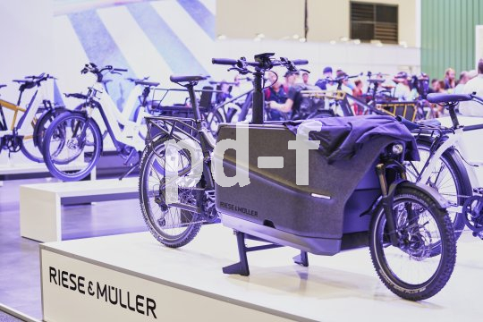 Ein Lastenrad auf dem Messestand der Firma ?Riese & Müller?.