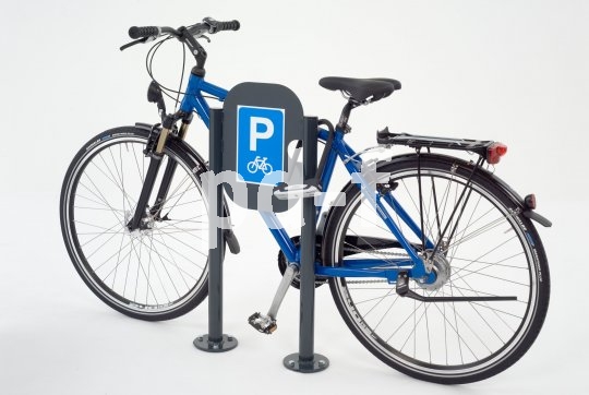 Ganz klar: Dies ist ein Fahrradparkplatz. Und zwar einer, an den sich ein gutes Rad hervorragend anlehnen und anschließen lässt.