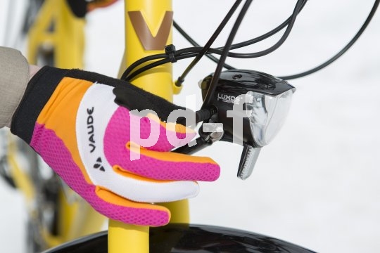 Gerade im Winter machen auffällige Farben bei der Ausrüstung Sinn. Ebenso natürlich eine gute Lichtanlage.