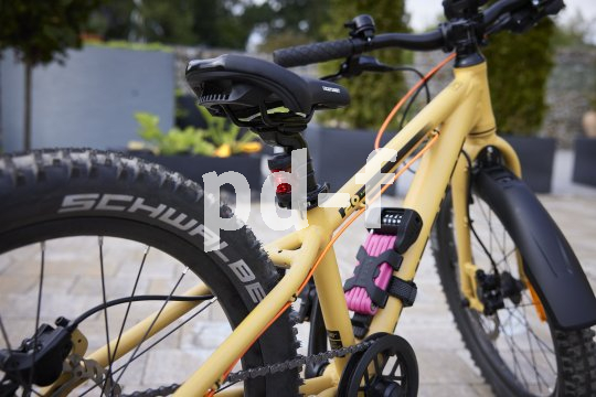 Ein Akku-Rücklicht sorgt dafür, dass Kinderräder bei Dunkelheit besser gesehen werden. Akku-Rücklicht an Kinderrad