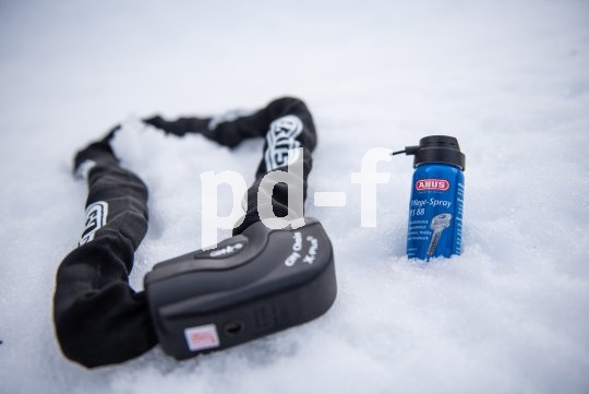 Das Pflegespray von Abus verdrängt Schmutz und Feuchtigkeit aus dem Fahrradschloss und schützt im Winter vor dem Vereisen der Schließung.