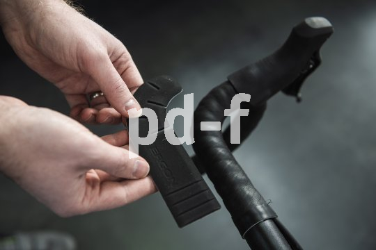 Lenkerband sorgt nicht nur für Grip, es dämpft auch Vibrationen und Schläge durch Unebenheiten auf der Strecke. Verstärken lässt sich diese Dämpfung noch durch die Verwendung von polsternden Unterleg-Pads.