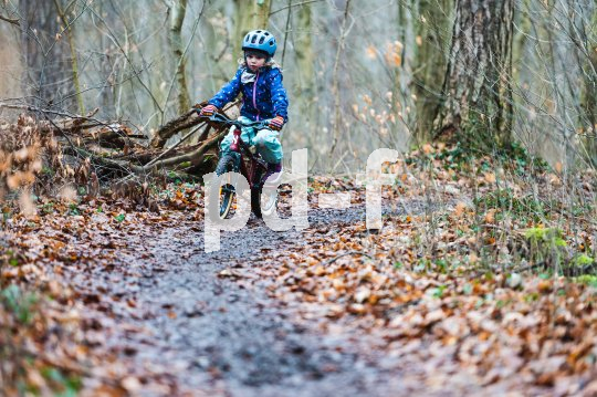 Kind auf Mountainbike