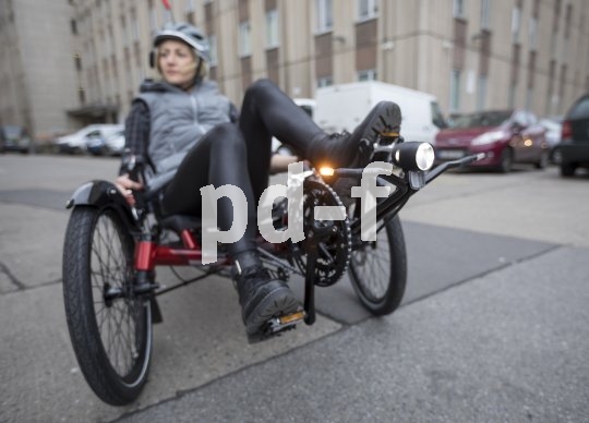 Frontscheinwerfer und Blinker an einem Liegedreirad.